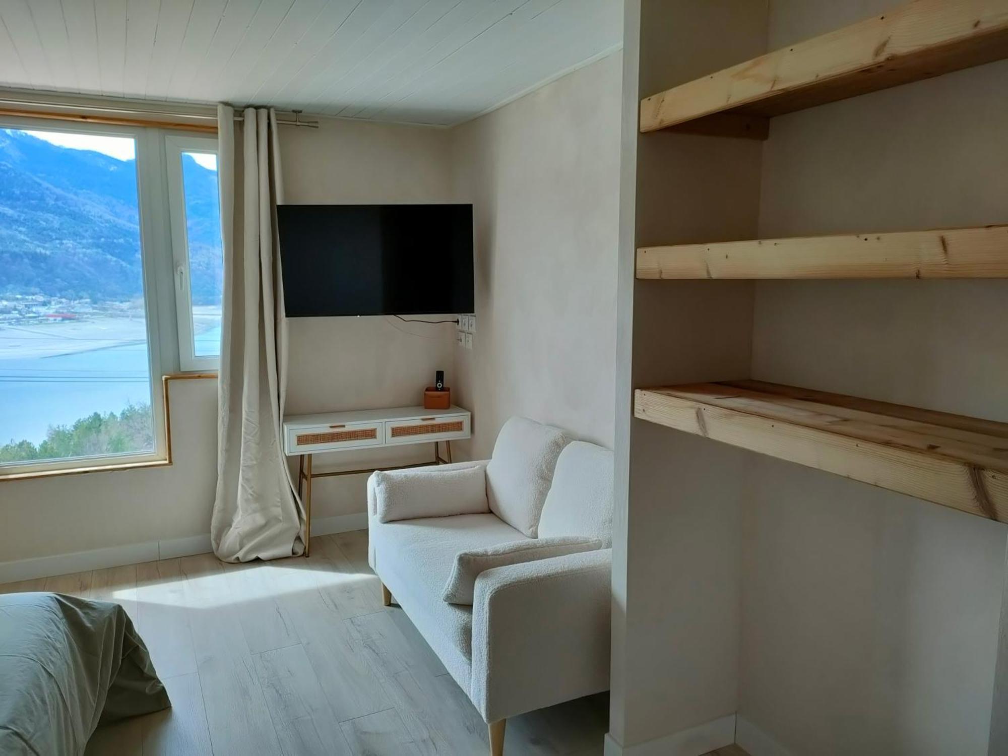 Le Cosy Du Plongeoir - T2 Neuf Avec Vue Sur Le Lac De Serre Poncon Et Grande Terrasse Avec Jardin Savines Camera foto