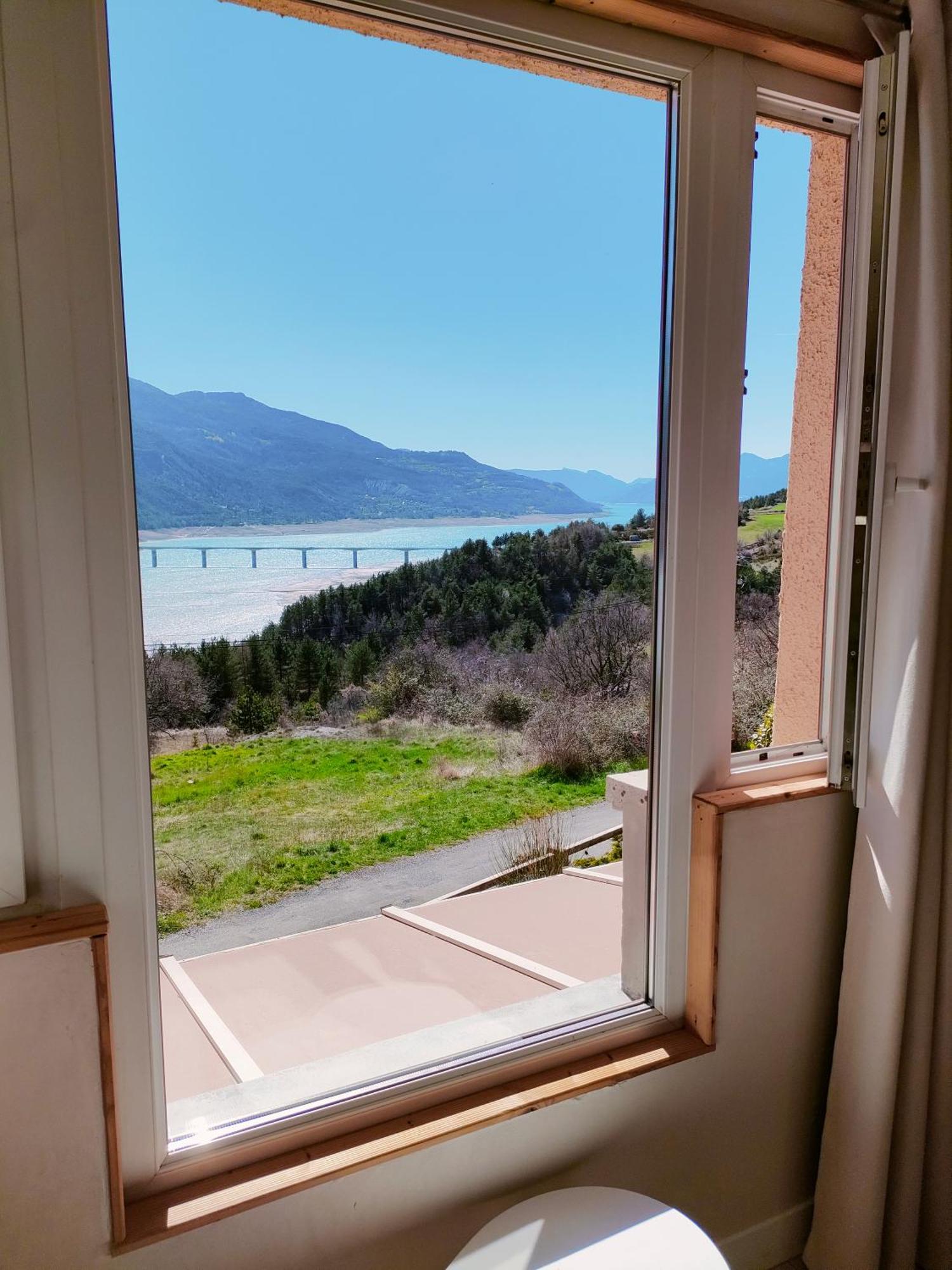 Le Cosy Du Plongeoir - T2 Neuf Avec Vue Sur Le Lac De Serre Poncon Et Grande Terrasse Avec Jardin Savines Esterno foto